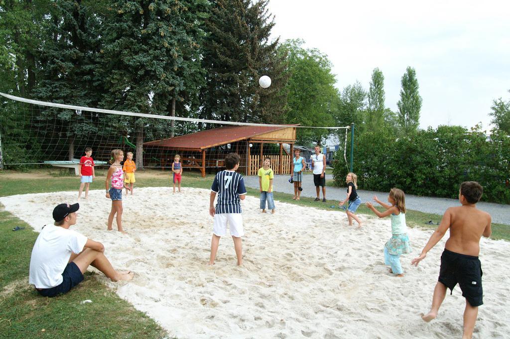 Hôtel Camping Oase Praha à Zlatníky Extérieur photo