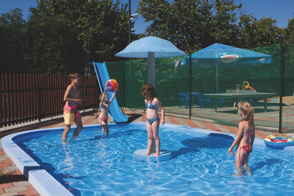 Hôtel Camping Oase Praha à Zlatníky Extérieur photo